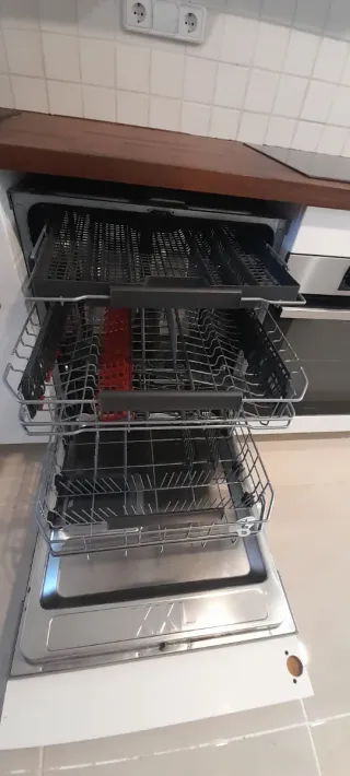 Lavavajillas AEG empotrado con puerta blanca