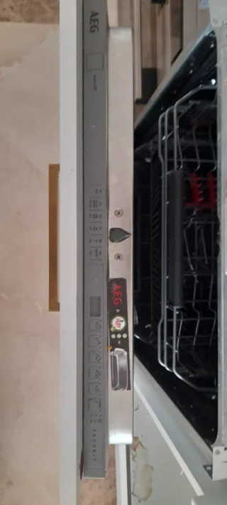 Lavavajillas AEG empotrado con puerta blanca
