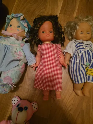 Lote de muñecas y peluche a 5 todo