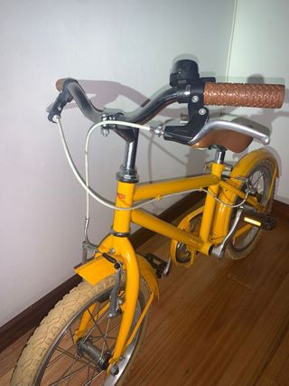 Bicicleta amarilla infantil