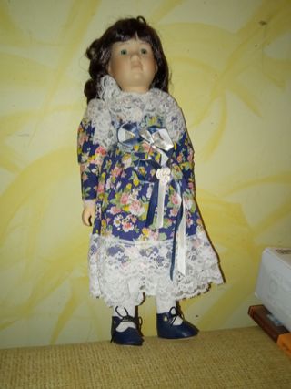 Muñeca de porcelana con vestido floral