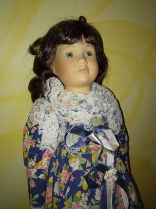 Muñeca de porcelana con vestido floral