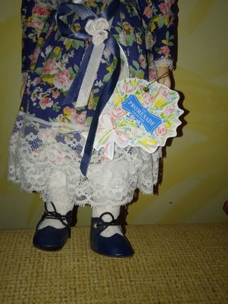 Muñeca de porcelana con vestido floral