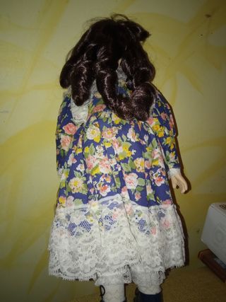 Muñeca de porcelana con vestido floral