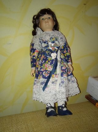 Muñeca de porcelana con vestido floral