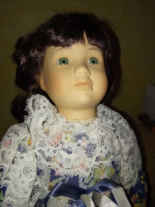 Muñeca de porcelana con vestido floral