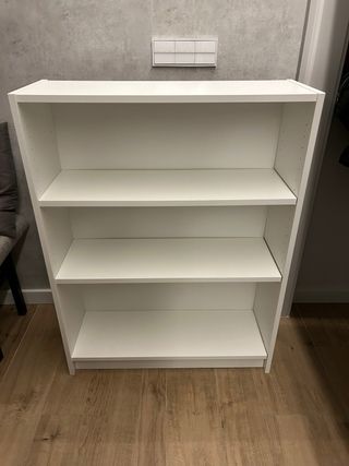 Estantería blanca de madera