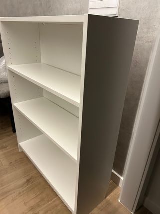 Estantería blanca de madera