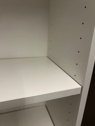 Estantería blanca de madera