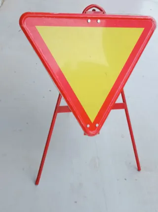 Señal portátil tipo ceda el paso