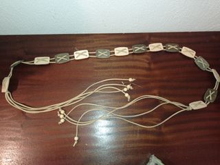 CINTURÓN TIPO ÉTNICO . TIRAS DE CUERO Y MADERA