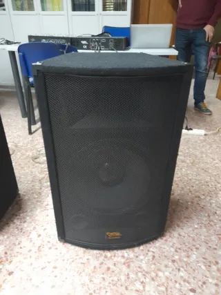 Altavoces y amplificador negros