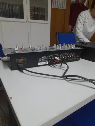 Altavoces y amplificador negros