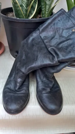 Botas altas de piel negras