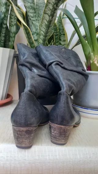 Botas altas de piel negras