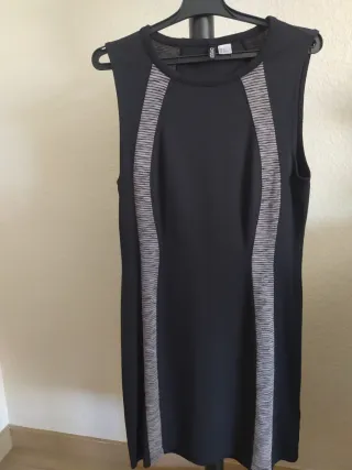 Vestido negro ceñido sin mangas Divided