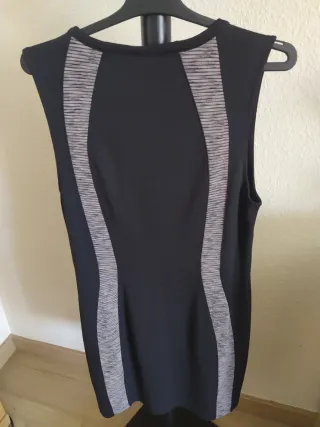 Vestido negro ceñido sin mangas Divided