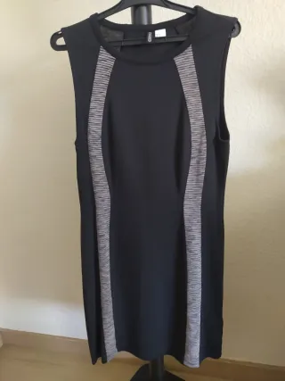 Vestido negro ceñido sin mangas Divided