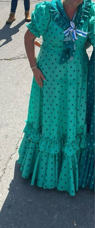 Traje de flamenca verde con lunares