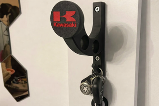 Soporte casco/chaqueta para moto personalizable