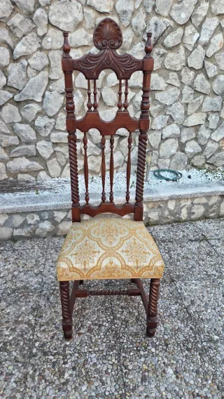 Sillas antiguas de madera y tela