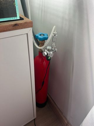 Acuario Kyroscape completo con decoración.