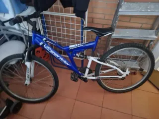 Bicicleta de montaña azul y blanca