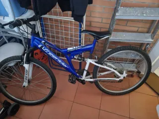 Bicicleta de montaña azul y blanca