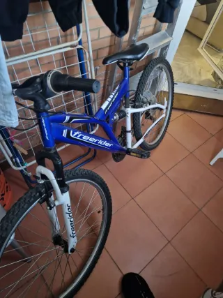 Bicicleta de montaña azul y blanca