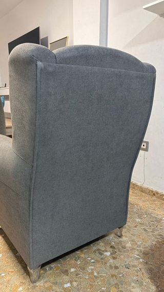 Sillón de tela gris con patas metálicas
