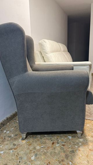 Sillón de tela gris con patas metálicas