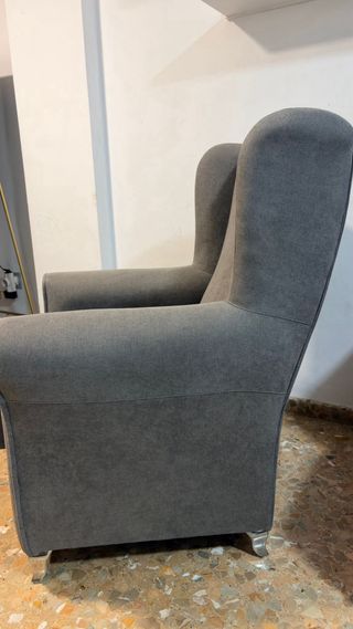 Sillón de tela gris con patas metálicas