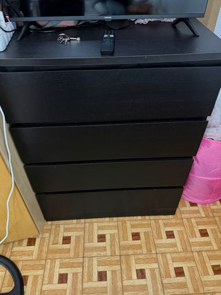 Cómoda negra de madera