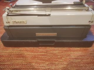 Máquina de escribir Olympia Monica