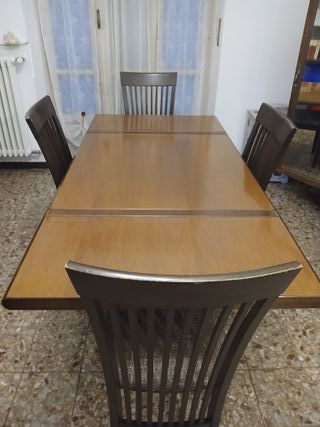 Tavolo da pranzo in legno marrone