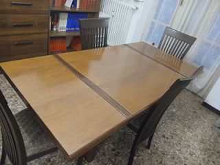 Tavolo da pranzo in legno marrone