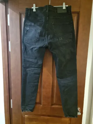 Pantalón vaquero negro desgastado chico