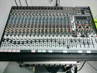 Mesa de mezclas Behringer y amplificador auricular
