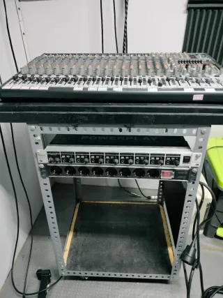 Mesa de mezclas Behringer y amplificador auricular