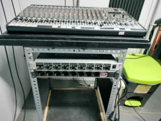 Mesa de mezclas Behringer y amplificador auricular