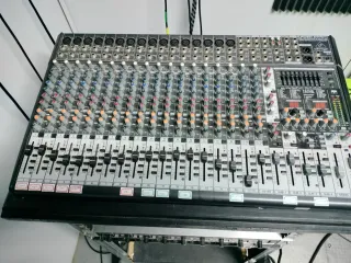 Mesa de mezclas Behringer y amplificador auricular