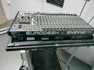 Mesa de mezclas Behringer y amplificador auricular