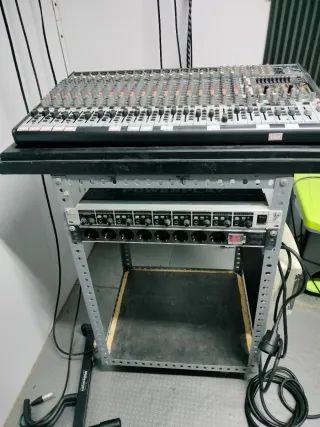 Mesa de mezclas Behringer y amplificador auricular