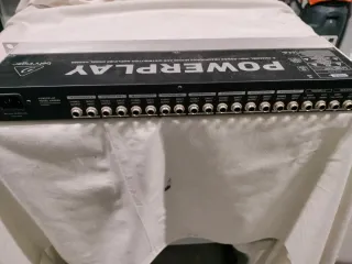 Mesa de mezclas Behringer y amplificador auricular