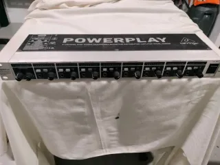 Mesa de mezclas Behringer y amplificador auricular