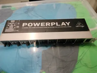 Mesa de mezclas Behringer y amplificador auricular