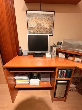 Escritorio de madera marrón