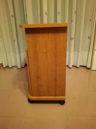 Mueble auxiliar con ruedas