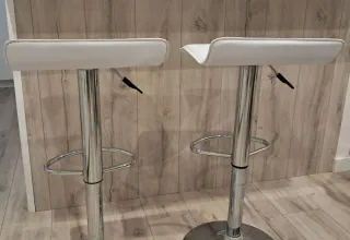 Taburetes altos blancos y plateados