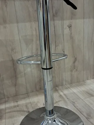 Taburetes altos blancos y plateados